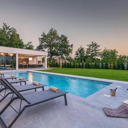 Avis By Istrialux * Modrušani